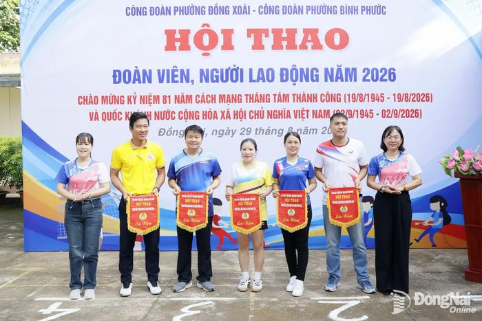 Ban tổ chức trao cờ lưu niệm cho các đơn vị tham dự. Ảnh: Quang Minh