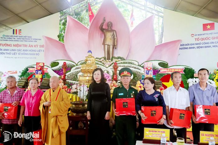 Lãnh đạo Thành ủy Đồng Nai và Giáo hội Phật giáo Việt Nam tặng quà tri ân các gia đình người có công tại buổi lễ. Ảnh: Nguyệt Hà