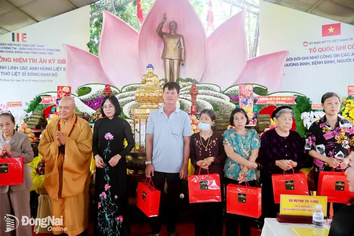 Thành ủy viên, Phó Chủ tịch UBND thành phố Nguyễn Thị Hoàng  tặng quà tri ân các gia đình người có công tại buổi lễ. Ảnh: Nguyệt Hà