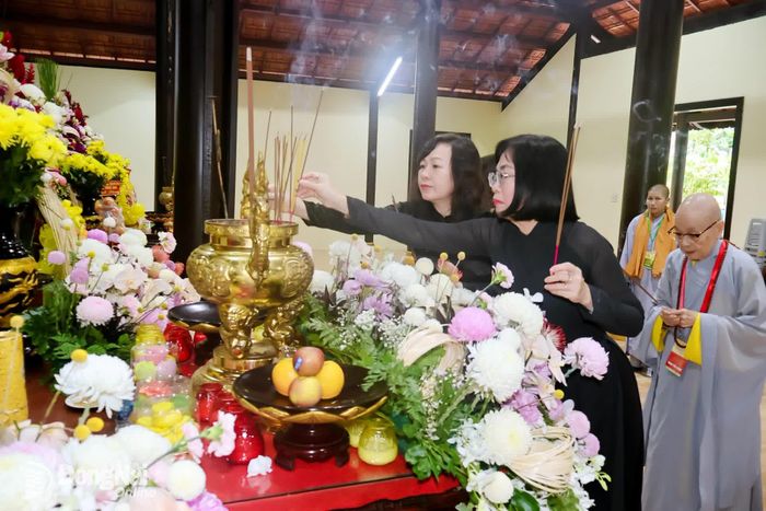 Phó Bí thư Thành ủy, Chủ tịch Ủy ban MTTQ Việt Nam thành phố Đồng Nai Huỳnh Thị Hằng và Thành ủy viên, Phó Chủ tịch UBND thành phố Nguyễn Thị Hoàng thắp hương tưởng nhớ Đại tướng Võ Nguyên Giáp tại buổi lễ. Ảnh: Nguyệt Hà