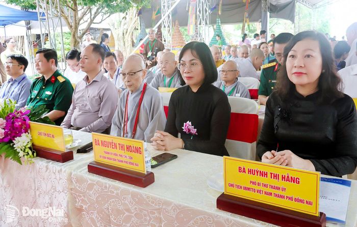 Phó Bí thư Thành ủy, Chủ tịch Ủy ban MTTQ Việt Nam thành phố Đồng Nai Huỳnh Thị Hằng và Thành ủy viên, Phó Chủ tịch UBND thành phố Nguyễn Thị Hoàng cùng các đại biểu dự lễ. Ảnh: Nguyệt Hà