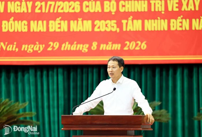 Đồng chí Vũ Hồng Văn, Ủy viên Trung ương Đảng, Bí thư Thành ủy, Trưởng đoàn Đại biểu Quốc hội thành phố Đồng Nai phát biểu chỉ đạo tại hội nghị. Ảnh: Công Nghĩa