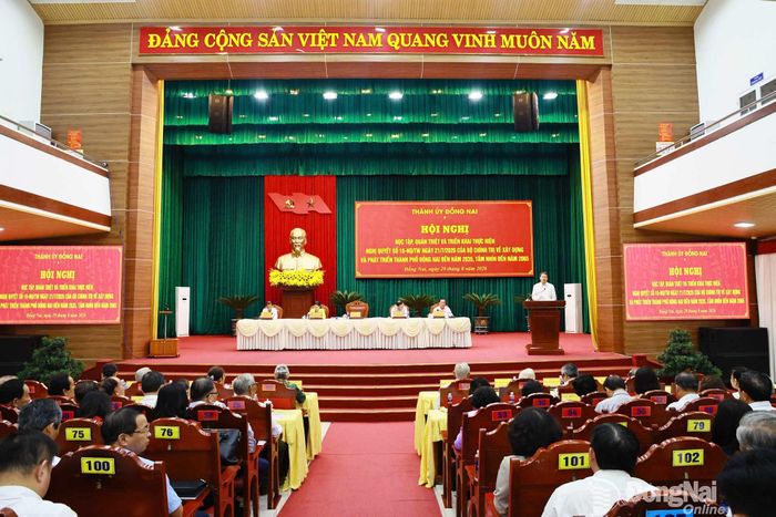 Đồng chí Vũ Hồng Văn, Ủy viên Trung ương Đảng, Bí thư Thành ủy, Trưởng đoàn Đại biểu Quốc hội thành phố Đồng Nai phát biểu chỉ đạo tại hội nghị. Ảnh: Công Nghĩa