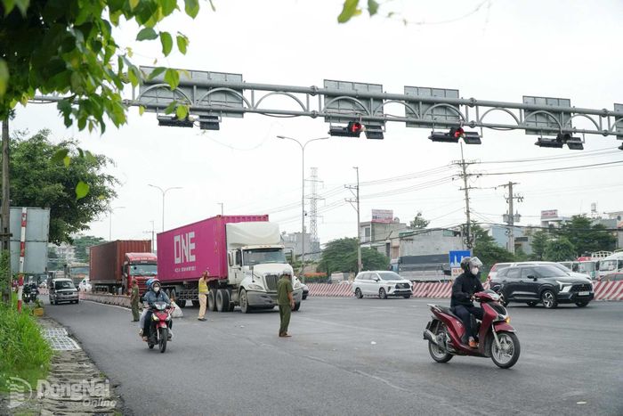 Lực lượng cảnh sát giao thông tổ chức điều tiết phương tiện trên quốc lộ 51. Ảnh: Mộc Miên
