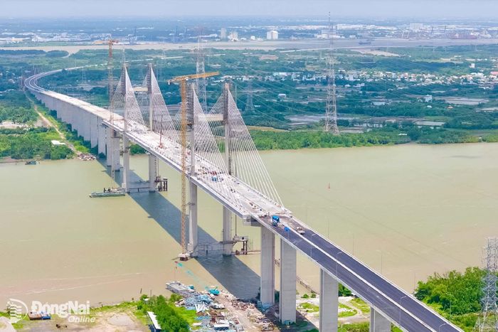 Cầu Phước Khánh, hạng mục quan trọng của Dự án Cao tốcBến Lức - Long Thành đang bước vào giai đoạn thi công hoàn thiện.