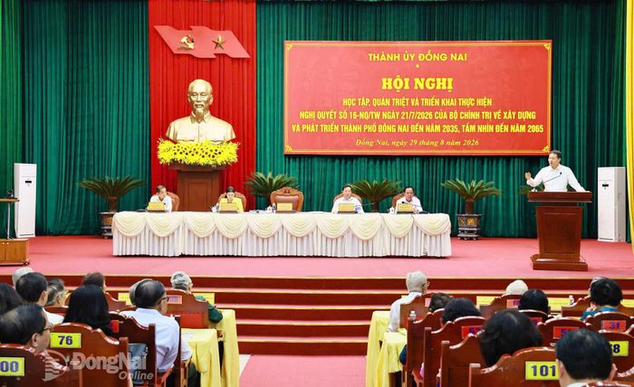 Đồng chí Vũ Hồng Văn, Ủy viên Trung ương Đảng, Bí thư Thành ủy, Trưởng đoàn Đại biểu Quốc hội thành phố Đồng Nai phát biểu chỉ đạo tại hội nghị. Ảnh: Công Nghĩa