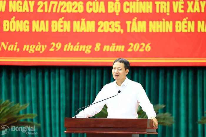 Đồng chí Vũ Hồng Văn, Ủy viên Trung ương Đảng, Bí thư Thành ủy, Trưởng đoàn Đại biểu Quốc hội thành phố Đồng Nai phát biểu chỉ đạo tại hội nghị. Ảnh: Công Nghĩa