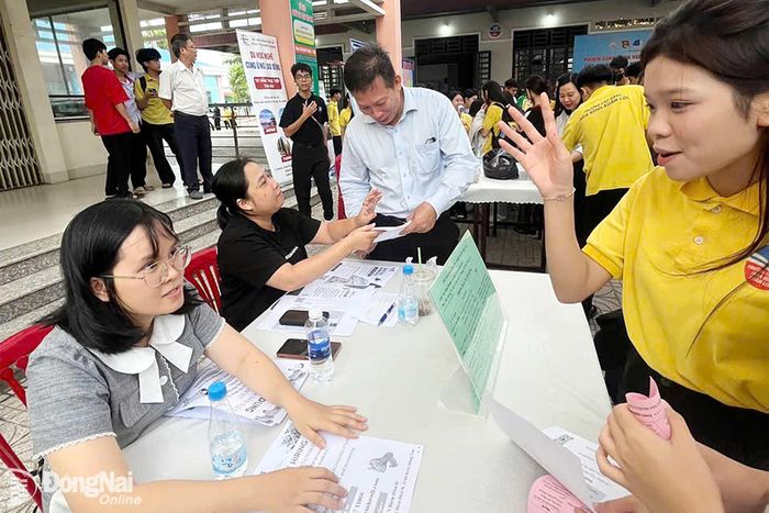 Doanh nghiệp giới thiệu vị trí việc làm cho học sinh, sinh viên. Ảnh: CTV