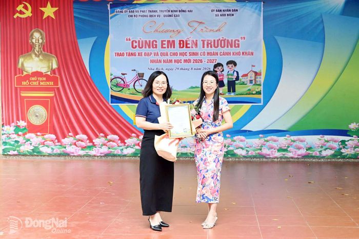 Đại diện lãnh đạo UBND xã Nha Bích trao Thư cảm ơn đến Chi bộ Phòng Dịch vụ - Quảng cáo, Báo và Phát thanh, Truyền hình Đồng Nai. Ảnh: Thu Hiền