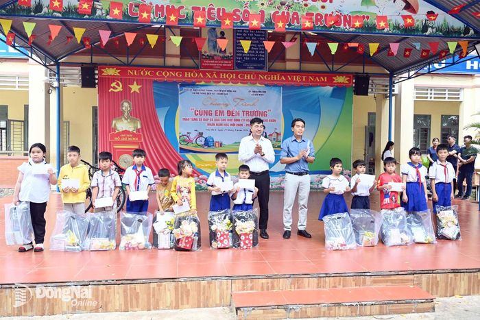 Các đơn vị tài trợ trao quà cho học sinh có hoàn cảnh khó khăn trước thềm năm học mới. Ảnh: Thu Hiền