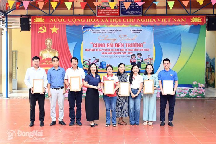 Ban tổ chức gửi Thư tri ân đến các đơn vị đồng tài trợ, các doanh nghiệp và mạnh thường quân đã đồng hành cùng chương trình. Ảnh: Thu Hiền