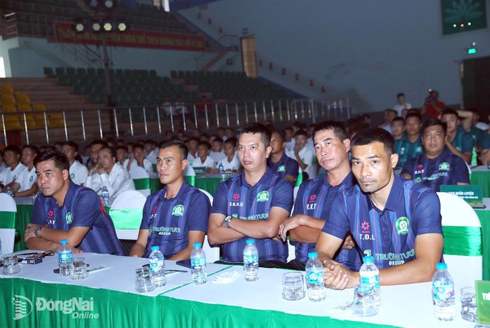 Ban huấn luyện Câu lạc bộ Bóng đá Trường Tươi Đồng Nai dự lễ xuất quân. Ảnh: Huy Anh