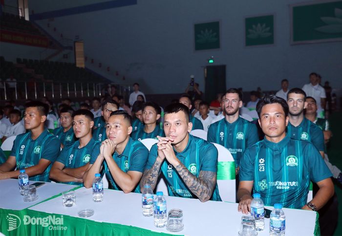 Các cầu thủ Câu lạc bộ Bóng đá Trường Tươi Đồng Nai dự lễ xuất quân. Ảnh: Huy Anh