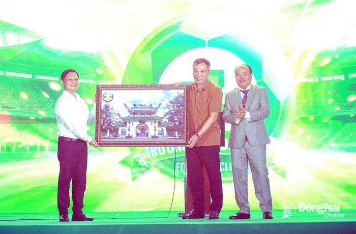 Ủy viên Ban Thường vụ Thành ủy, Phó Chủ tịch Thường trực Ủy ban MTTQ Việt Nam thành phố Đồng Nai Hà Anh Dũng (trái) và Chủ tịch Hội đồng quản trị Tập đoàn Trường Tươi, Chủ tịch CLB Bóng đá Trường Tươi Đồng Nai Phạm Hương Sơn tặng quà cho ông Trần Quốc Tuấn, Chủ tịch Liên đoàn Bóng đá Việt Nam. Ảnh: Huy Anh