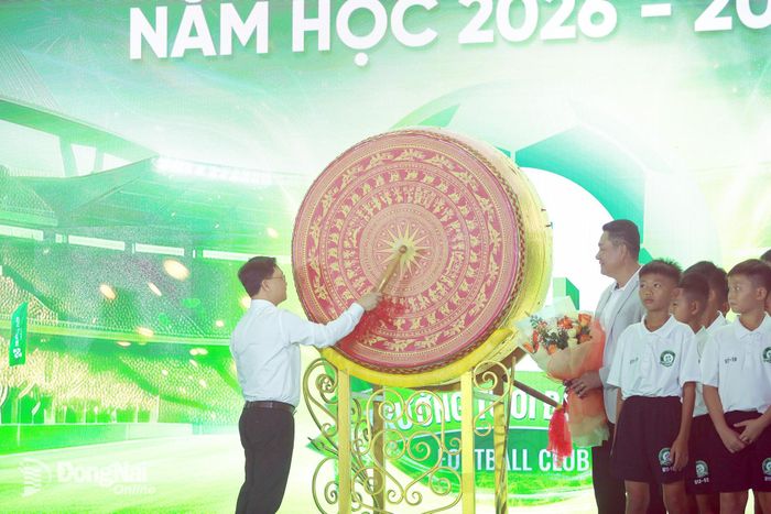 Ủy viên Ban Thường vụ Thành ủy, Phó Chủ tịch Thường trực Ủy ban MTTQ Việt Nam thành phố Đồng Nai Hà Anh Dũng đánh trống khai giảng năm học mới. Ảnh: Huy Anh