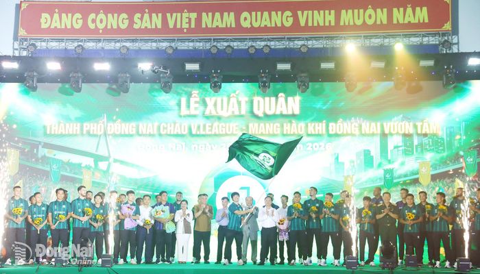 Đội trưởng Câu lạc bộ Bóng đá Trường Tươi Đồng Nai Nguyễn Công Phượng phất cờ thi đua tại lễ xuất quân. Ảnh: Huy Anh