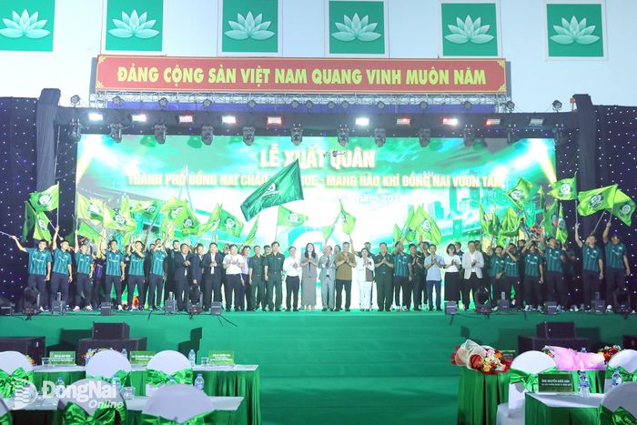 Các đại biểu cùng Câu lạc bộ Bóng đá Trường tươi Đồng Nai tại lễ xuất quân. Ảnh: Huy Anh