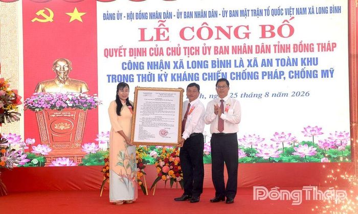 Đồng chí Trần Thanh Nguyên trao Quyết định của Chủ tịch UBND tỉnh Đồng Tháp công nhận Long Bình là xã An toàn khu.