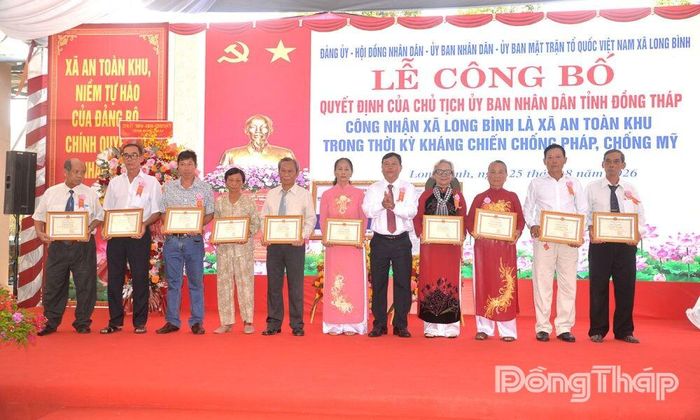 Bí thư Đảng ủy, Chủ tịch HĐND xã Long Bình Võ Ngọc Tân, trao Giấy khen cho các cá nhân có thành tích xuất sắc trong chiến đấu bảo vệ Tổ quốc giai đoạn trước năm 1975.