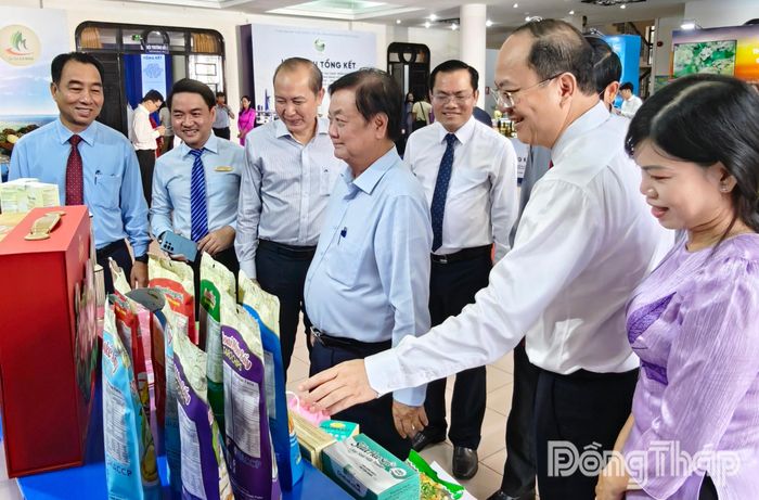 Các đại biểu tham quan gian hàng trưng bày của tỉnh Đồng Tháp tại hội nghị.
