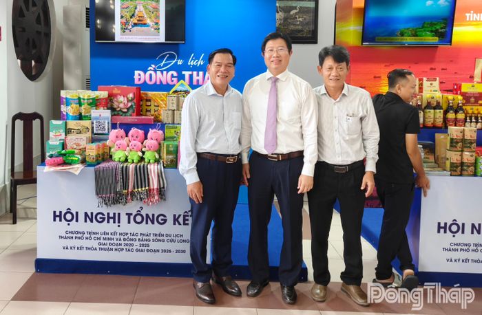 Phó Chủ tịch UBND tỉnh Đồng Tháp Huỳnh Minh Tuấn chụp ảnh tại gian hàng trưng bày của Đồng Tháp.