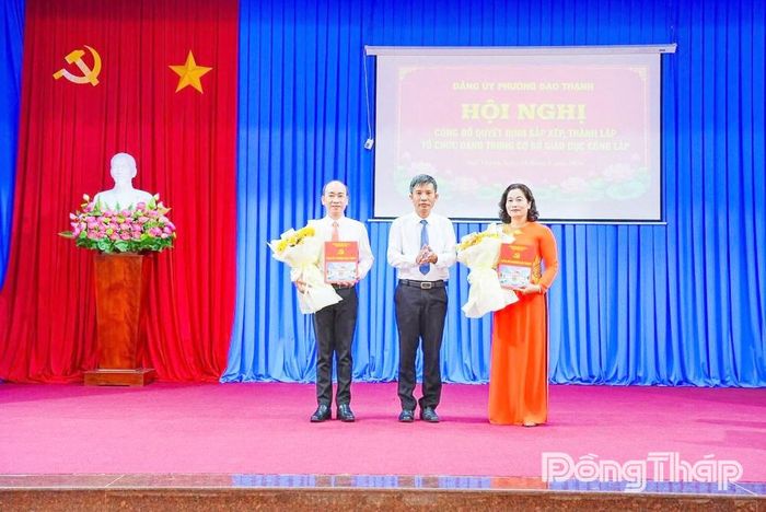 Đồng chí Trịnh Văn Lợi, Bí thư Đảng ủy, Chủ tịch HĐND phường Đạo Thạnh trao Quyết định thành lập các cơ sở giáo dục công lập trên địa bàn phường. Ảnh: Trung tâm cung ứng dịch vụ công phường Đạo Thạnh cung cấp.