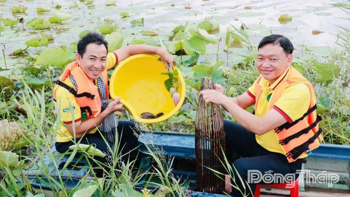 Du khách thích thú khoe "chiến lợi phẩm" sau một buổi trải nghiệm tour du lịch mùa nước nổi tại Tổ 9, ấp Nhà Hay, xã Phong Mỹ.