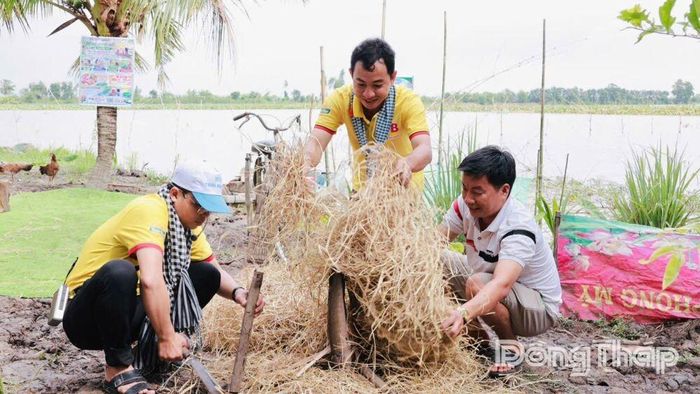 Du khách tự tay chế biến và thưởng thức các sản vật sau khi trải nghiệm.