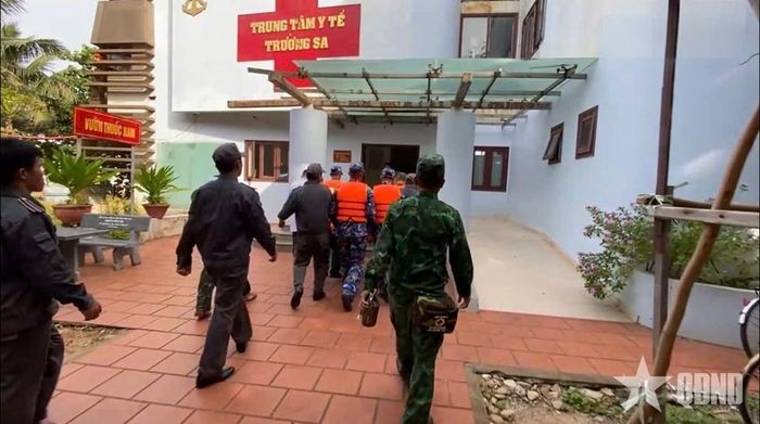 Đội ngũ y, bác sĩ Bệnh xá đảo Trường Sa kịp thời cấp cứu 32 ngư dân gặp nạn trên biển.