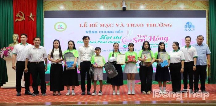 Ban Tổ chức trao giải Nhất, Nhì, Ba cho học sinh trung học cơ sở.