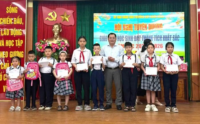 Lãnh đạo UBND phường Quy Nhơn Đông trao phần thưởng cho học sinh có thành tích tiêu biểu trong năm học 2025-2026. Ảnh: Phan Tuấn