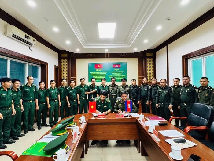  Hai đơn vị thống nhất tiếp tục duy trì trao đổi thông tin, phối hợp chặt chẽ trong quản lý, bảo vệ đường biên. Ảnh: M.C 