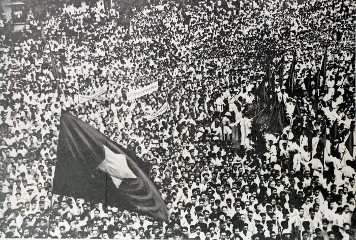  Quốc kỳ tung bay ở khu vực Nhà hát Lớn Hà Nội ngày 17-8-1945. Ảnh tư liệu 