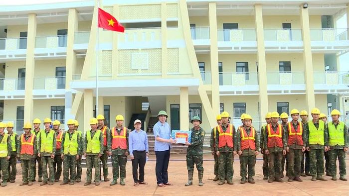  Phó Chủ tịch UBND tỉnh Lâm Hải Giang tặng quà cho cán bộ, chiến sĩ Trung đoàn 38 (Quân khu 5) hỗ trợ thi công Trường Phổ thông nội trú liên cấp Tiểu học và THCS Ia Dom. Ảnh: Huy Toàn 
