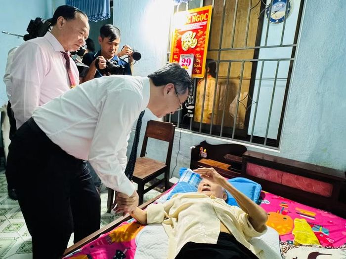  Đồng chí Nguyễn Thanh Nghị (bên trái) thăm hỏi sức khỏe đảng viên lão thành Huỳnh Thị Cạnh (SN 1931) ở tổ dân phố 5, phường Quy Nhơn. Ảnh: N.H 