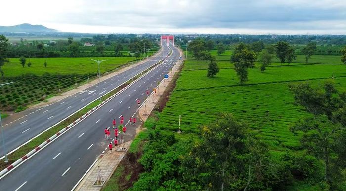  Vẻ đẹp của Cầu Đỏ trên đường hành lang kinh tế phía Đông Pleiku sẽ khiến du khách thích thú. Ảnh: Hoàng Khôi 