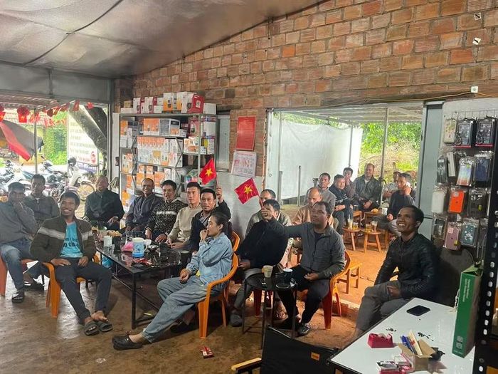 Người hâm mộ xã Đak Đoa dõi theo các cô gái qua màn hình TV. Ảnh: A Lút