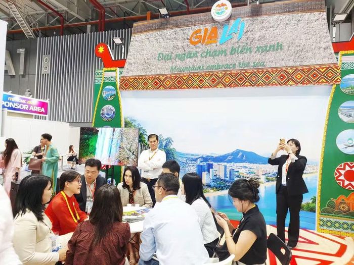 Các đối tác Nga trao đổi thông tin kết nối, tìm hiểu thị trường du lịch Gia Lai. Ảnh Xuân Tập
