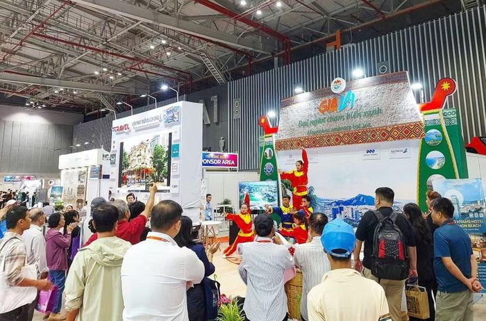 Đông đảo du khách tham quan, xem biểu diễn võ thuật tại gian hàng tỉnh Gia Lai. Ảnh Xuân Tập