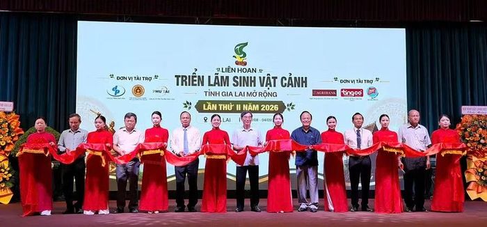  Các đại biểu cắt băng khai mạc sự kiện. Ảnh: K.H 