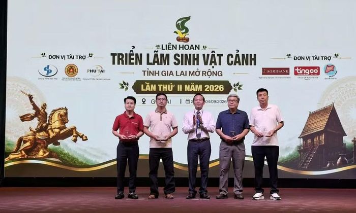  Ban Tổ chức vinh danh các nhà tài trợ. Ảnh: K.H 