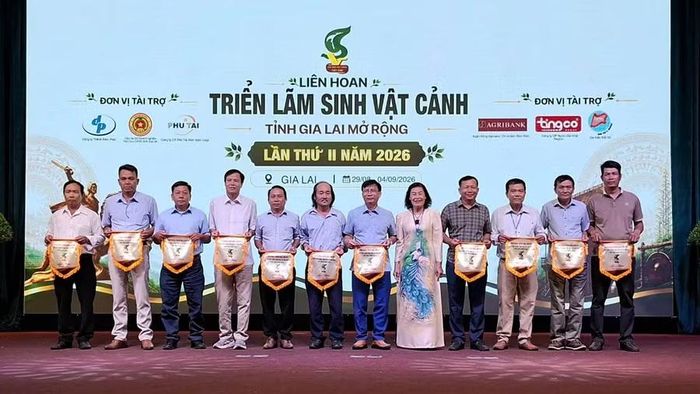  Tặng cờ lưu niệm cho các tổ chức, cá nhân tham dự sự kiện. Ảnh: K.H 