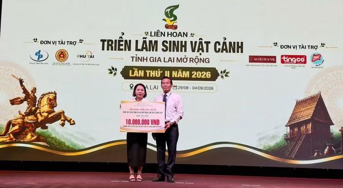  Ban Tổ chức trao bảng tượng trưng số tiền hỗ trợ học sinh khó khăn của tỉnh. Ảnh: K.H 