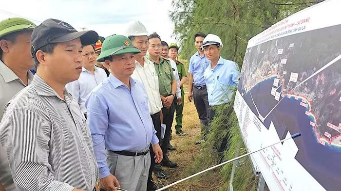 Phó Chủ tịch Thường trực UBND tỉnh Nguyễn Tuấn Thanh (thứ 2 từ trái sang) kiểm tra Dự án Xây dựng tuyến đường ven biển ĐT.639, đoạn Mỹ Thành - Lại Giang. Ảnh: Đức Hải