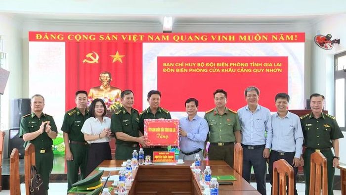 Phó Chủ tịch Thường trực UBND tỉnh Nguyễn Tuấn Thanh (thứ 5 từ phải sang) thăm, tặng quà Đồn Biên phòng Cửa khẩu cảng Quy Nhơn. Ảnh: Phi Long