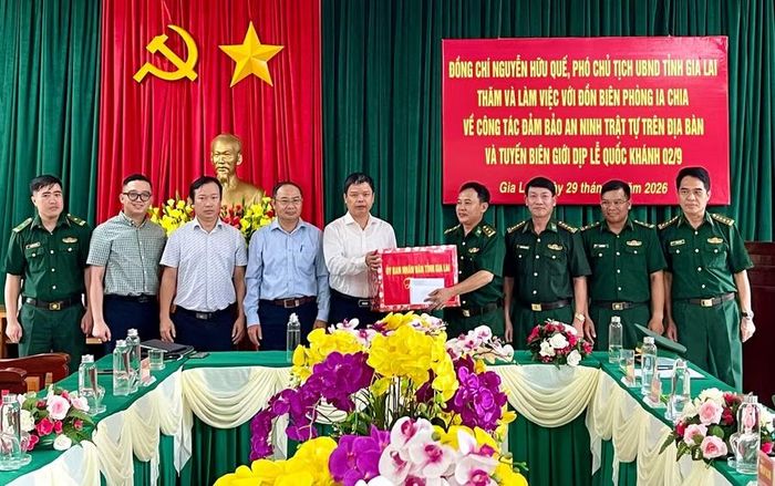 Phó Chủ tịch UBND tỉnh Nguyễn Hữu Quế (thứ 5 từ trái sang) tặng quà của UBND tỉnh cho Đồn Biên phòng Ia Chia. Ảnh: Vũ Thảo
