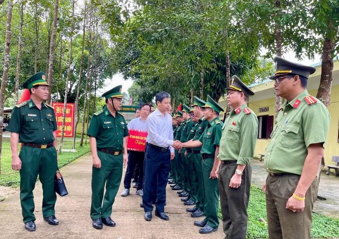 Đoàn công tác làm việc tại Đồn Biên phòng Ia Chia. Ảnh: Vũ Thảo