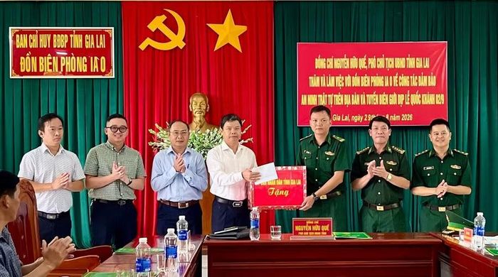 Phó Chủ tịch UBND tỉnh Nguyễn Hữu Quế (thứ 4 từ phải sang) tặng quà của UBND tỉnh cho Đồn Biên phòng Ia O. Ảnh: Vũ Thảo