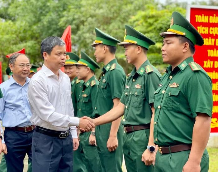 Phó Chủ tịch UBND tỉnh Nguyễn Hữu Quế làm việc tại Đồn Biên phòng Ia O. Ảnh: Vũ Thảo