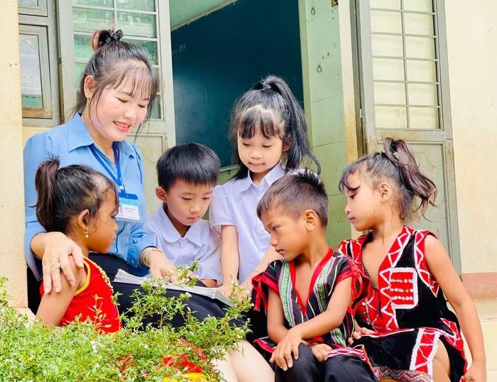  Lễ khánh thành Trường Phổ thông nội trú Tiểu học và THCS Ia Púch và khai giảng năm học mới thể hiện sự quan tâm của Đảng, Nhà nước đối với giáo dục vùng đồng bào dân tộc thiểu số. Ảnh: T.D 